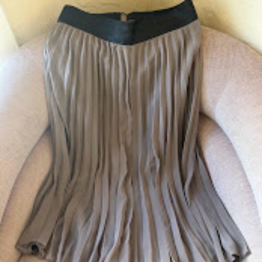 Grey pleated H&M skirt
